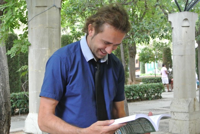 Buena manipulando con la risa copia